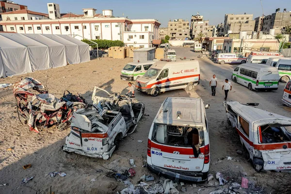 Ambulances du ministère de la Santé gazaoui endommagées au milieu de débris dans une zone sinistrée de Gaza