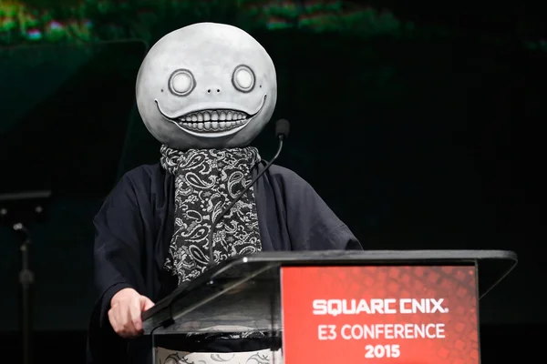 Yoko Taro sur scène lors de la conférence Square Enix à l'E3 2015