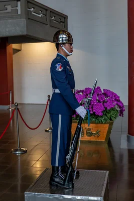Gendarmes français en tenue lors d'une cérémonie officielle à Paris.