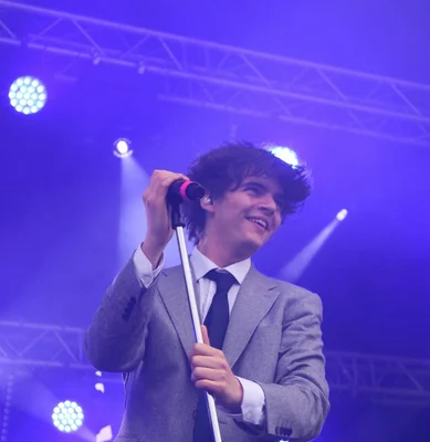 Sam Sauvage électrise le festival Rock et Stock 2025 en costume