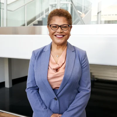 Karen Bass, 43e maire de Los Angeles, en portrait officiel.