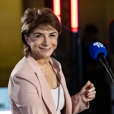 Martine Vassal, candidate de la droite à Marseille, devant un micro de la chaîne BTV