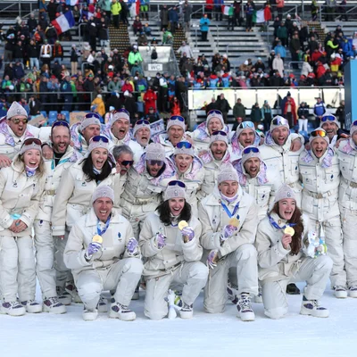 Le groupe de biathlètes français médaillés lors des JO 2026 de Milan-Cortina