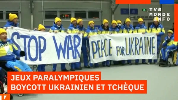 Athlètes ukrainiens portant des banderoles 'STOP WAR' et 'PEACE FOR UKRAINE' aux Jeux Paralympiques.