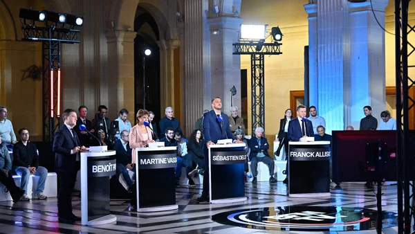 Les quatre candidats à leurs pupitres lors du débat sur la sécurité et la mort de Quentin à Marseille.