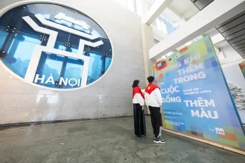 Deux personnes dans un espace moderne à Hanoï, au Vietnam.