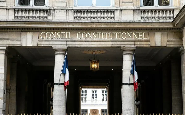 Le portique et les colonnes à l'entrée du siège du Conseil.
