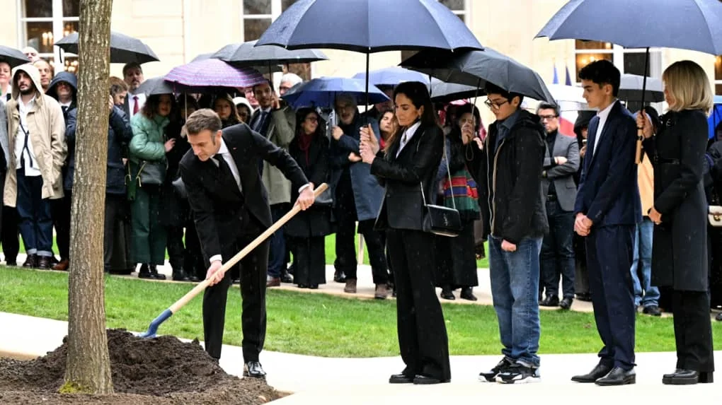 Macron plants an oak tree at the Elysée in memory of Ilan Halimi.