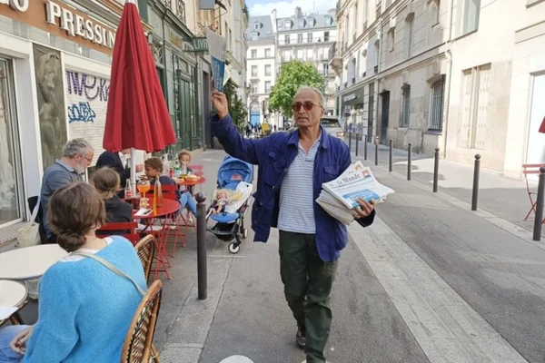Ali Akbar aprente depuis 50 ans les rues de Germain des Prés à Paris.