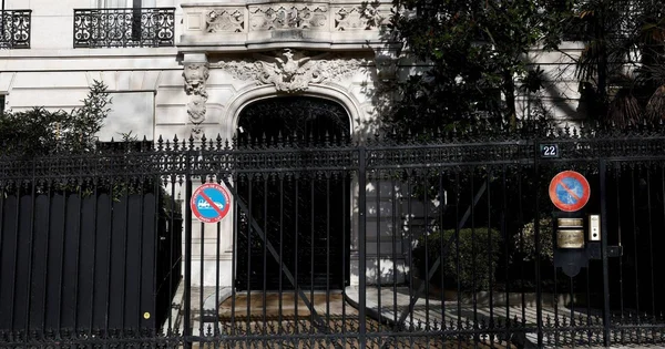 Entrée ornée et porte cochère d'un immeuble situé au 22 avenue Foch à Paris.