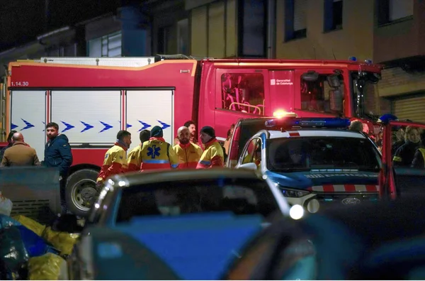 Des secours en uniforme rassemblés près d'un camion de pompiers et d'une voiture de police lors de l'incendie à Manlleu.