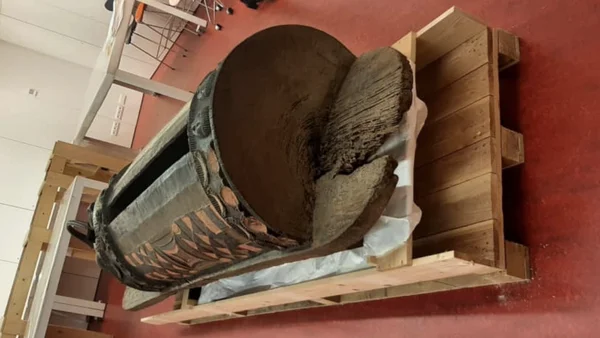 Le Djidji Ayokwe, ce tambour parleur du peuple ébrié, doit être prochainement restitué par la France à la Côte d'Ivoire.