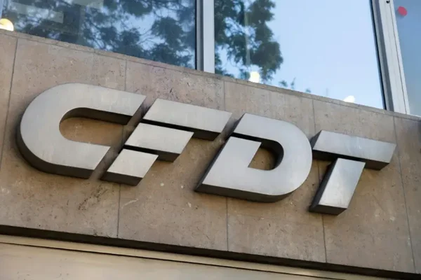 Panneau d'identification du siège du syndicat CFDT sur un mur en béton.