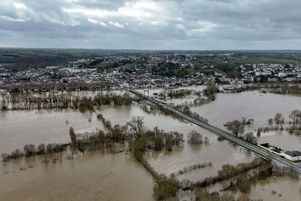 Vue aérienne d'une ville et d'un pont envahis par les inondations