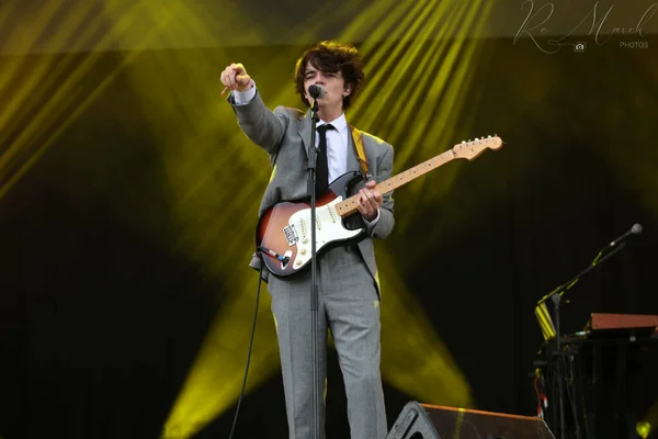 Sam Sauvage, inclassablement frivole, en costume sur scène