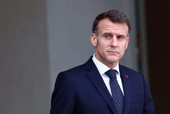 Emmanuel Macron en costume bleu lors d'une apparition publique.