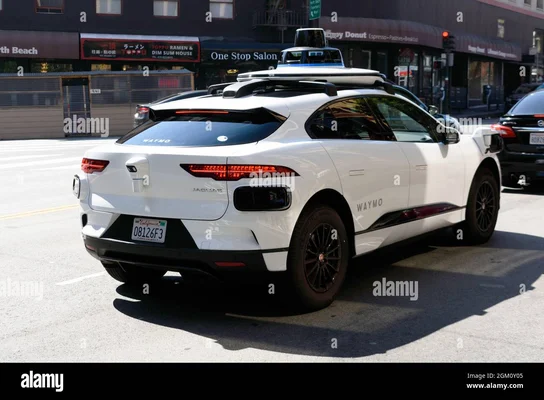 Une Waymo Jaguar I-Pace roulant sur une rue urbaine à San Francisco en 2021.