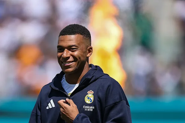 Kylian Mbappé portant le maillot d'entraînement du Real Madrid