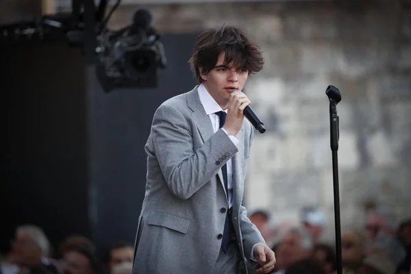 Sam Sauvage en concert en Dordogne, fidèle à son costume gris