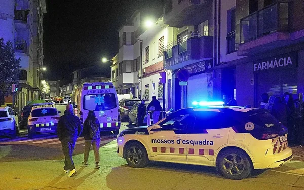 Une scène de nuit avec une ambulance et une voiture de police des Mossos d'Esquadra