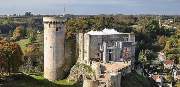 Le donjon du château de Falaise, monument emblématique du patrimoine médiéval normand.