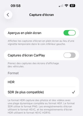 Deux téléphones posés côte à côte sur une surface moderne, le premier affiche une photo nette et le second montre une image floue pixelisée, lumière du jour sur le bureau