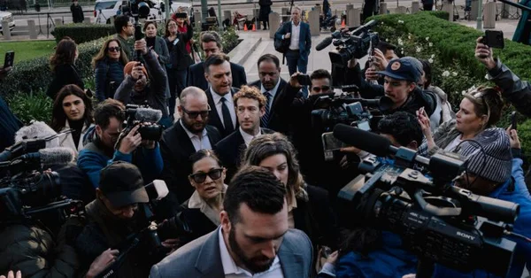 Foule dense de journalistes et de caméras, Mark Zuckerberg en costume gris visible au premier plan