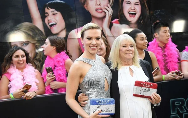 Scarlett Johansson invite sur le tapis rouge son sosie de 72 ans