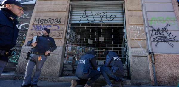 Des policiers italiens lors du démantèlement d'un réseau de financement du Hamas