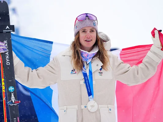 Emily Harrop avec sa médaille et un ski aux JO de ski alpinisme