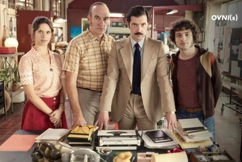 Équipe du GEIPAN derrière une table encombrée lors d'une enquête.