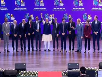 Unité mondiale au Bharat Mandapam : le PM Modi rejoint les dirigeants mondiaux et les géants de la technologie pour une photo de groupe au Sommet sur l'impact de l'IA
