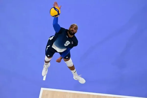 Earvin Ngapeth smashe un ballon de volley lors d'un match intense.