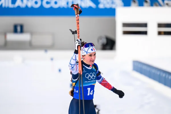 Une athlète française dispute une épreuve de biathlon aux JO 2026