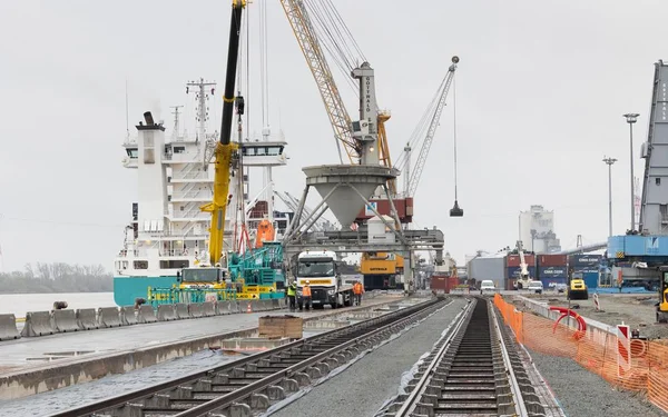 Le port de Bordeaux traite environ 30 000 conteneurs par an.