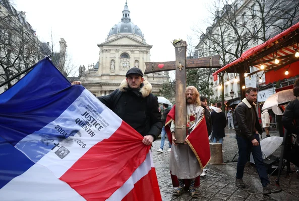 Participants à la marche d'hommage à Quentin Deranque