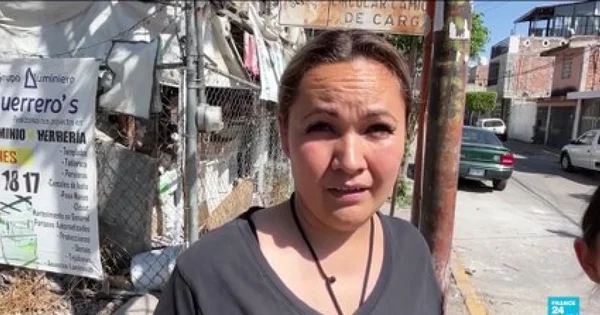 Une journaliste sur le terrain lors d'un reportage diffusé sur France 24.