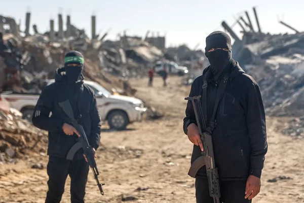 Des membres armés du Hamas dans une zone urbaine en ruines