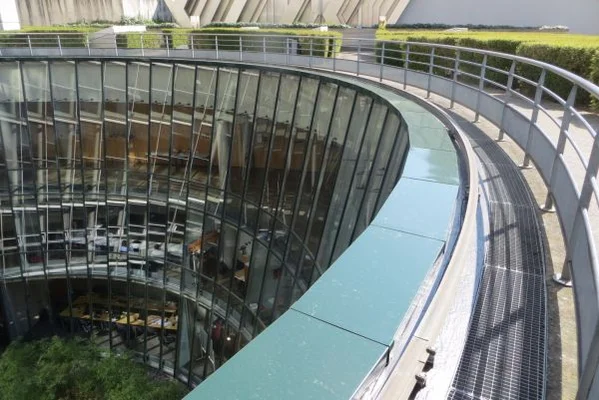 Architecture du siège social de la CFDT à Paris avec toiture terrasse.