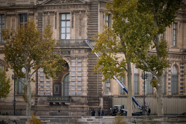 La Galerie d'Apollon du Louvre et une silhouette de voleurs sur une nacelle