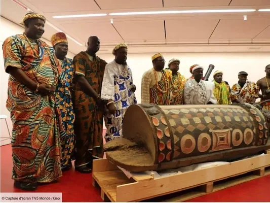 Cérémonie de restitution du tambour parleur Djidji Ayokwe à la Côte d'Ivoire par la France