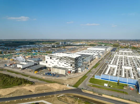 Vue aérienne du site d'une gigafactory avec ses bâtiments et son infrastructure.