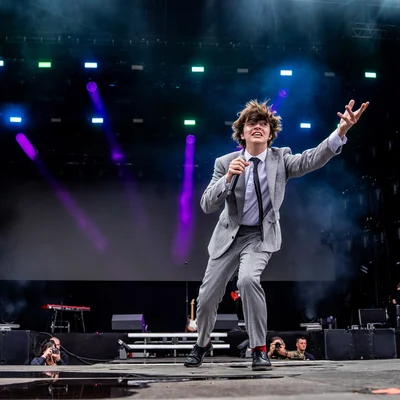 Sam Sauvage, l'ovni du Ronquières Festival, en costume sur scène