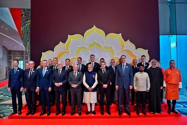 Le Premier ministre indien Narendra Modi pose pour une photographie avec le président français Emmanuel Macron, le président brésilien Luiz Inacio Lula da Silva et d'autres dirigeants mondiaux au sommet sur l'impact de l'IA, à De