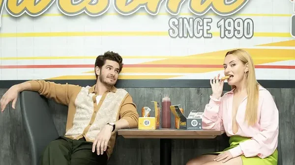 Amelia interviewant Andrew Garfield dans un Chicken Shop.