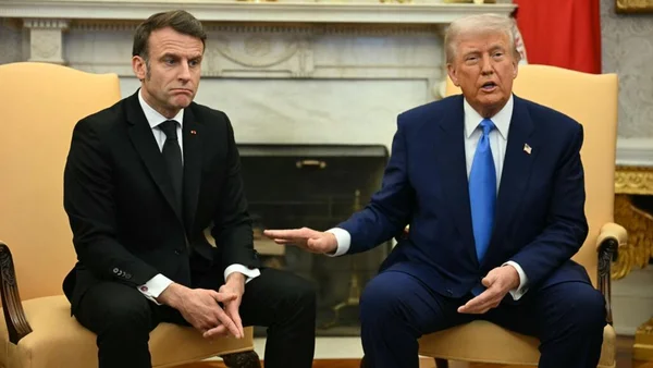 Le président américain Donald Trump accueille le président français Emmanuel Macron à la Maison-Blanche à Washington, DC, le 24 février 2025.