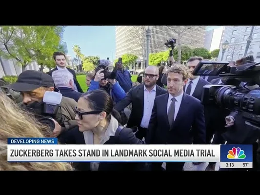 Image d'une diffusion NBC News montrant Mark Zuckerberg entouré par le personnel des médias