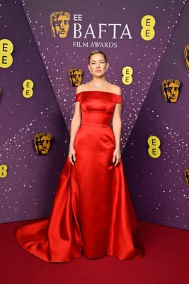 Kate Hudson en robe rouge sur le tapis rouge des BAFTA 2026
