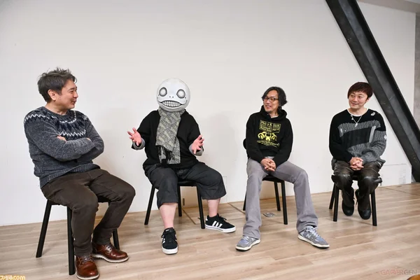Yoko Taro (deuxième en partant de la gauche) entouré d'autres créateurs de jeux