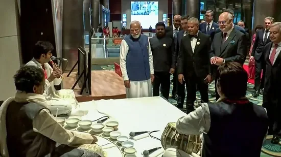 Le Premier ministre Narendra Modi et des dirigeants mondiaux apprécient les présentations culturelles lors du Sommet sur l'impact de l'IA en Inde 2026 au Bharat Mandapam, à New Delhi, mercredi. (DD)
